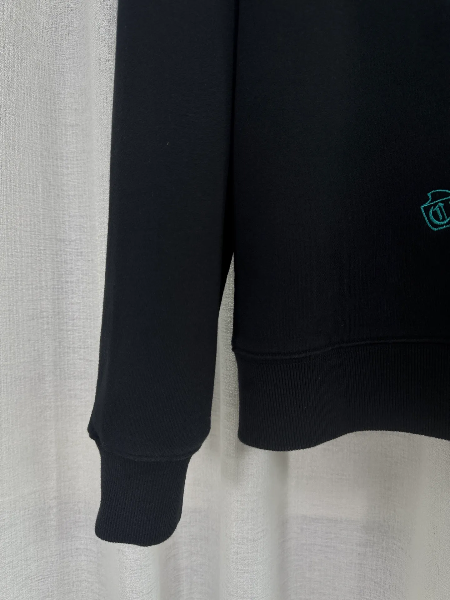 P270 top version, real shot without P, ​​different from market currency) 𝗖𝗵𝗿𝗼𝗺𝗲 𝗛𝗲𝗮𝗿𝘁𝘀/Cro Heart 2025 washed patch embroidery autumn and winter new original single counter American laser burnt 3D three-dimensional color embroidered couple casual sweatshirt 👑The highest version! Customized fabric 420g tripe terry fabric! American acid-washed and distressed original fabric laser burnt ✟appliqué embroidery and exquisite embroidery of letters! The best-selling model in the counter, very comfortable to wear. Accessories: original molded and authenticated collar label➕100% silk wash label. Genuine purchase-grade original hangtag➕matching hanging rope➕3D hanging beads➕original packaging bag. Craftsmanship: The original version has consistent wiring! The highest version of the armhole matching technique! Color: White Black Size: S M L XL Style Number: 25-307